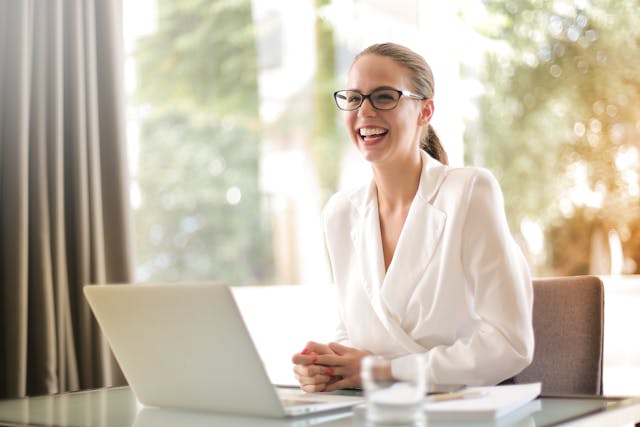 Pessoa subindo escada no ambiente de trabalho, simbolizando crescimento profissional e conquista de promoção com estratégia.
