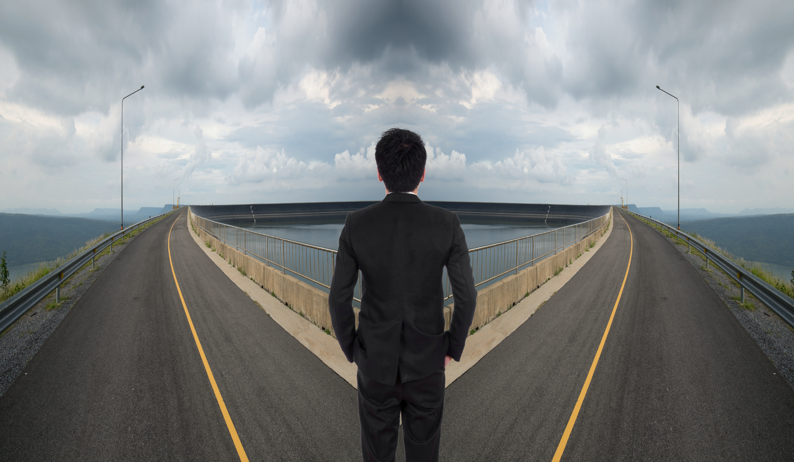 Profissional com mais de 35 anos em momento de transição de carreira, planejando novos caminhos.